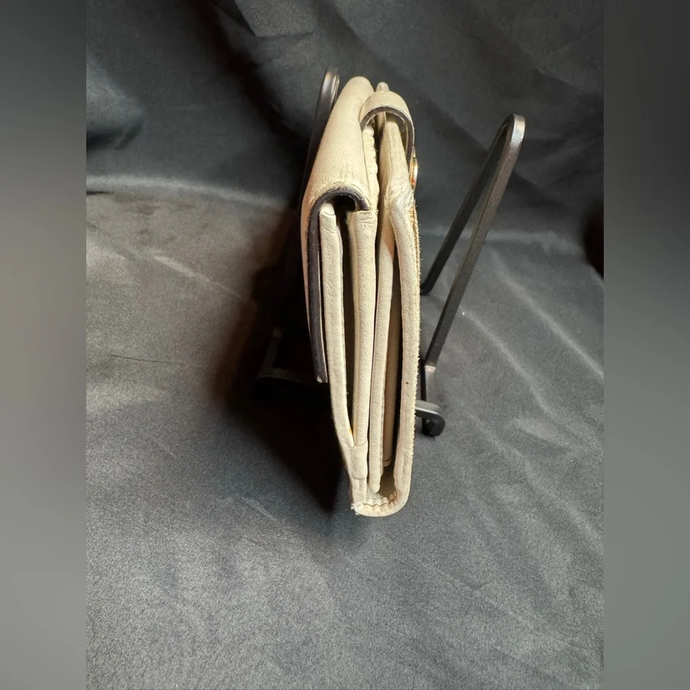 Gucci Tan and Brown GG Monogram Wallet - Picture 6 of 16